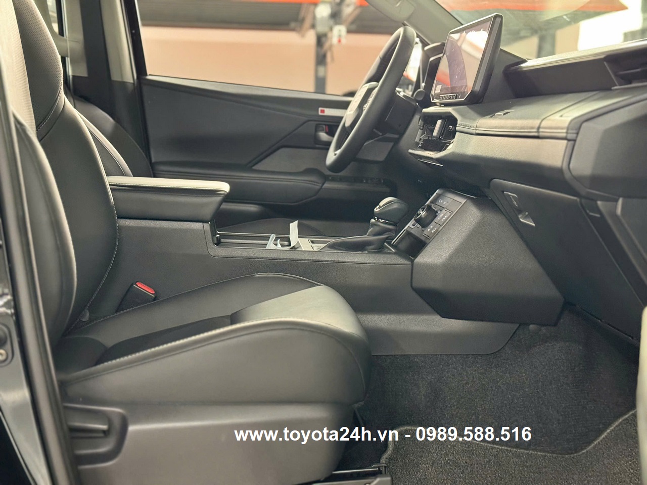 toyota-hilux-2.8AT-4x4-2026-mau-den-noi-that